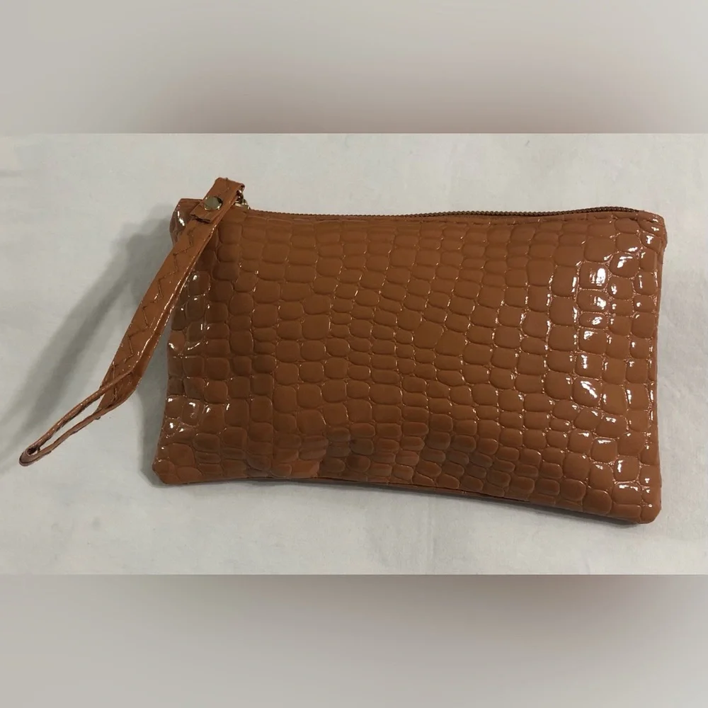 Women’s wristlet  purse  brown  crocodile. 4”H X 7-3/4”L